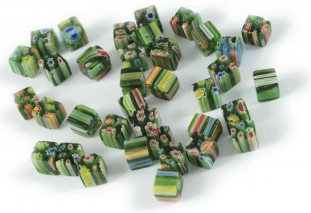 Бусина стеклянная ручной работы ZLATKA Кубик с разноцветными цветочками, зеленый (004), 10мм